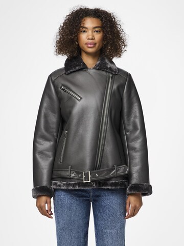 PIECES - Chaqueta de entretiempo 'PCNora' en gris: frente