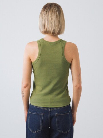 Top di Honest Basics in verde