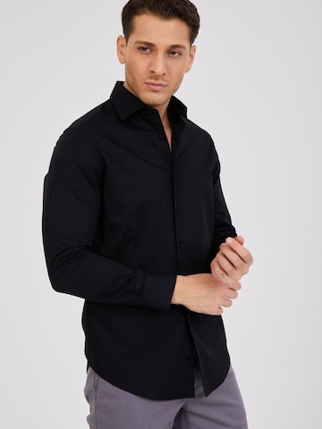 7Camicie - Ajuste estrecho Camisa de negocios 'Firenze Satin Man Shirt Black' en negro