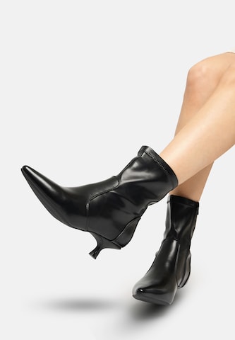 Salinyang Ankle Boots in Black