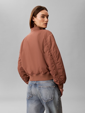 Regular Veste mi-saison Calvin Klein Jeans en marron