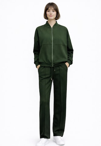 Elara Sweatsuit in Green: front
