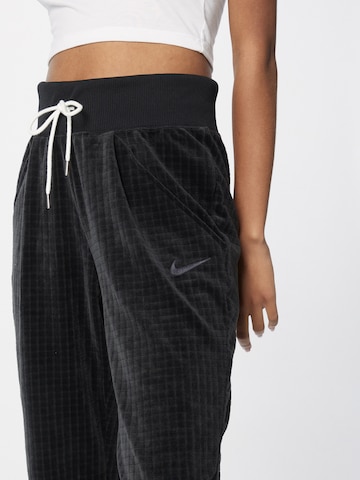Tapered Pantaloni con pieghe di Nike Sportswear in nero