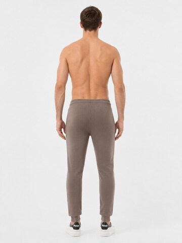 Boxeur des Rues - regular Pantalón deportivo 'Herren Jogginghose Boxeur des Rues mit Kordelzug und Bündchen, Taupe-Beige, Schwarzes vertikales Logo, Baumwolle' en beige