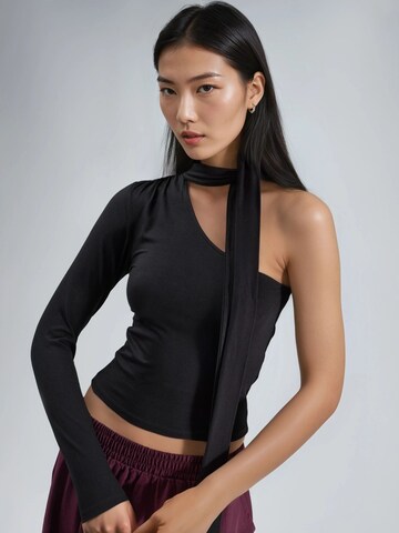 Busem Shirt in Black: front