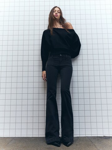 Bershka Flared Pants in Black: front