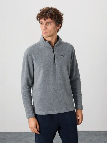 Tommy Life Sweater in Grey