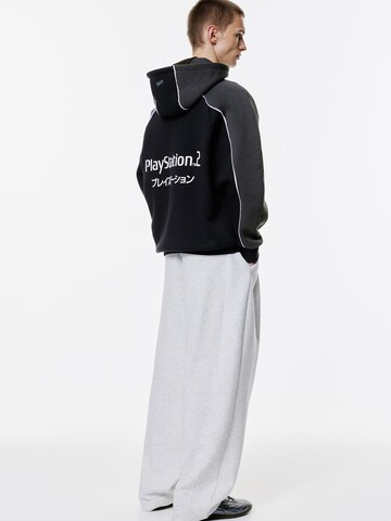 Sweat-shirt 'PLAYSTATION 2 STWD' Pull&Bear en noir
