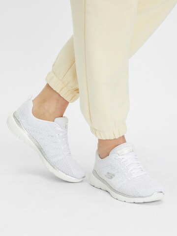 Baskets basses SKECHERS en blanc : devant