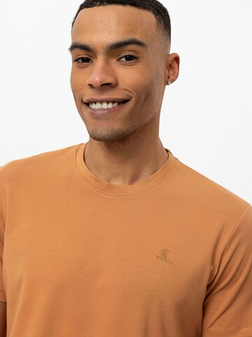 Tricou de la Daniel Hills pe maro