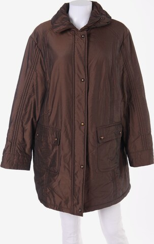 Clarina Jacket & Coat in XXXL in Brown: front