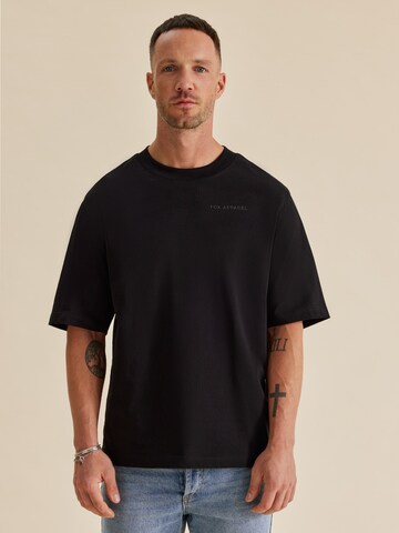 DAN FOX APPAREL Тениска 'Simeon' в черно: отпред