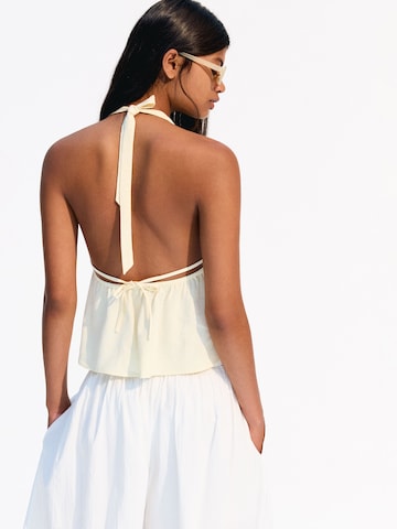 Top de la Bershka pe galben