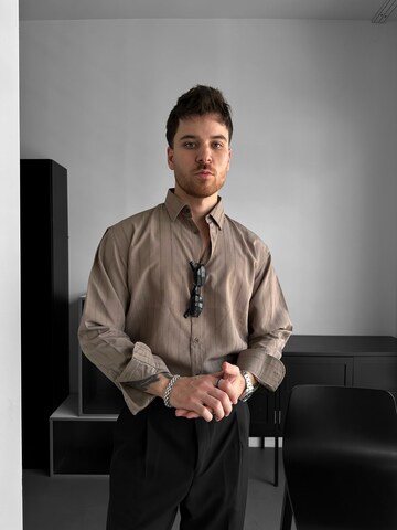 Kleidermafia Regular Fit Paita 'Regular Fit Striped Line Shirt - Brown' värissä ruskea: etupuoli