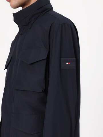 TOMMY HILFIGER Välikausitakki värissä sininen