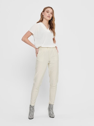 ONLY - Slimfit Pantalón plisado 'Poptrash' en blanco