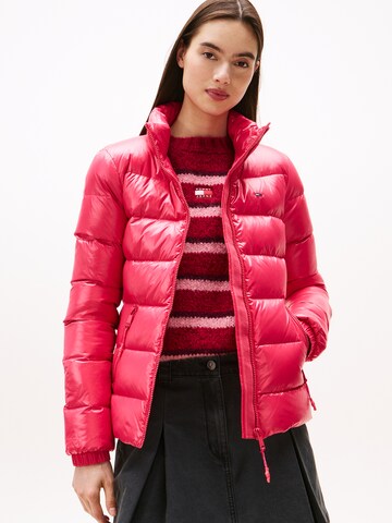 Geacă de primăvară-toamnă de la Tommy Jeans pe roșu: față
