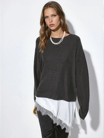 Pullover di Busem in nero: frontale