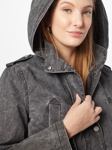 GUESS Zimní parka – černá