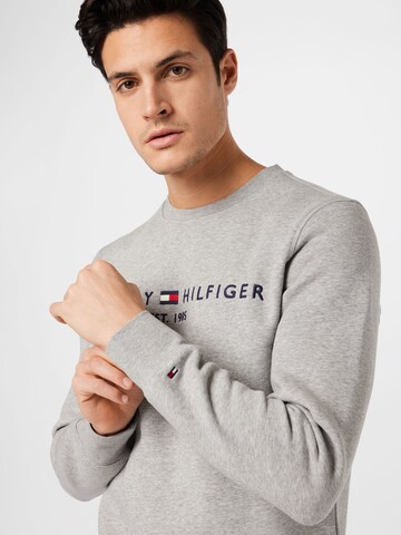 TOMMY HILFIGER Свитшот в Серый