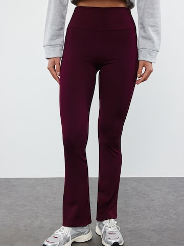 évasé Pantalon de sport Trendyol en rouge : devant