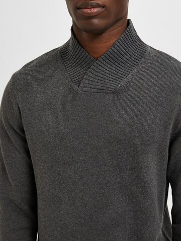 SELECTED HOMME Pullover 'HANS' i grå