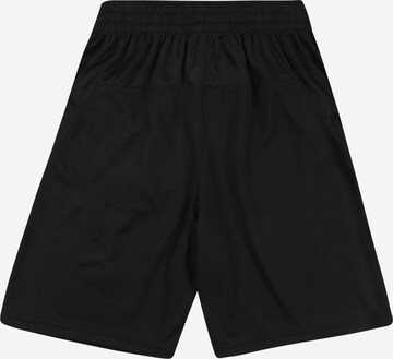 Regular Pantaloni sport de la NIKE pe negru