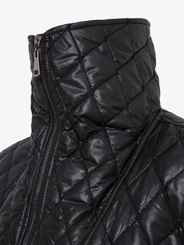 Rivus Vest in Black