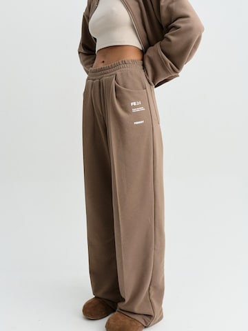 Loosefit Pantalon 'SPODNIE DRESOWE FLOW TAUPE' FEMSSY en gris : devant