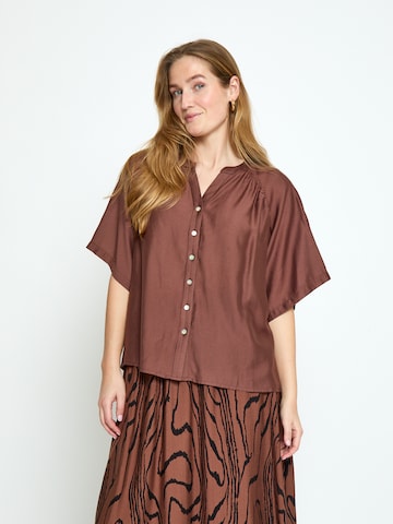 Peppercorn - Camisa 'Ida' em castanho: frente