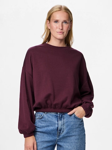 Sweat-shirt 'PCROBBLE' PIECES en rouge : devant