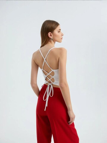 Haut Hiccup en blanc