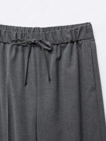 Regular Pantaloni cu dungă 'LAZY' de la MANGO pe gri