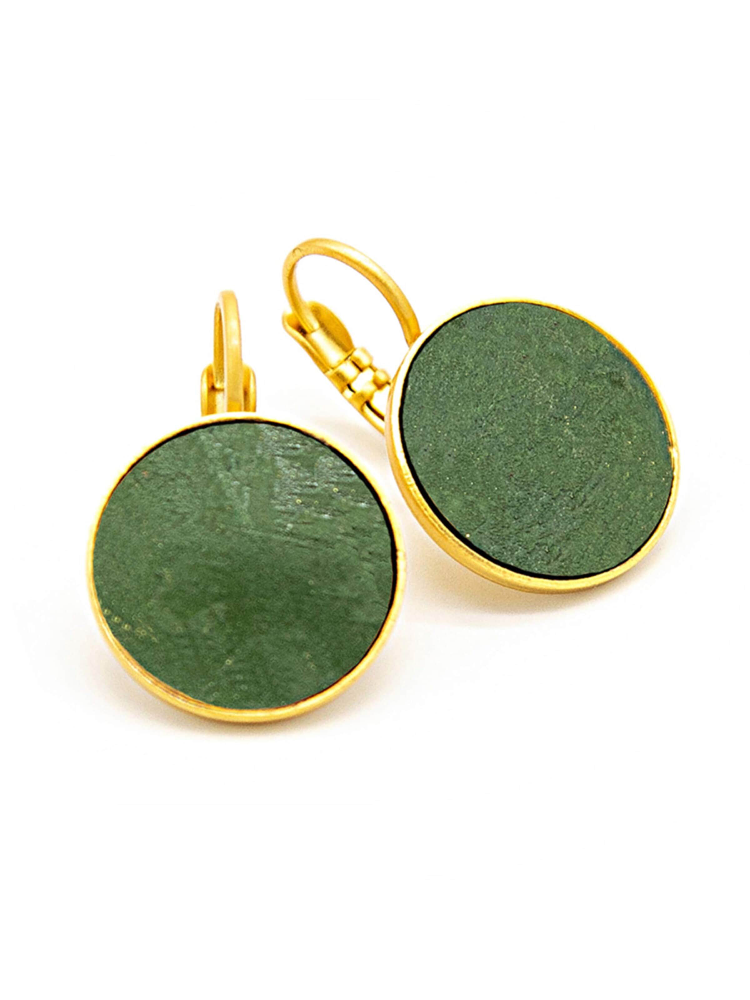 Sergio Engel Earrings 'Patina Ohrring 01 Vergoldete Edelstahlhänger mit farbig patiniertem Metalllättchen' in Green: front