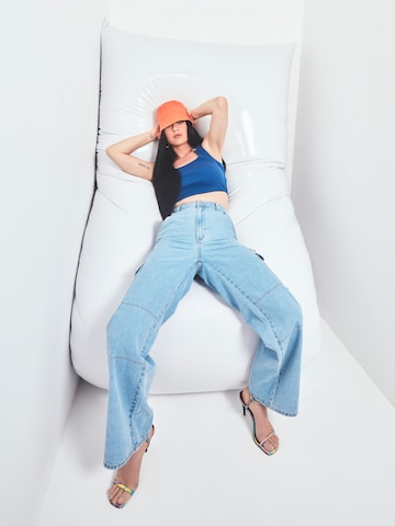 Katy Perry exclusive for ABOUT YOU Wide Leg Jeans 'Ines' i blå: forside