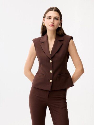adl Vest in Brown