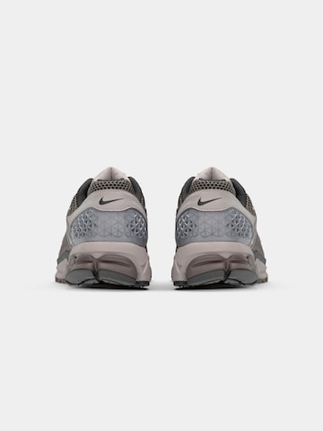Baskets basses 'ZOOM VOMERO 5' Nike Sportswear en gris