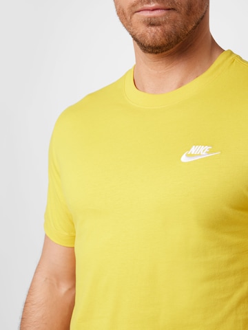 dzeltens Nike Sportswear Standarta piegriezums T-Krekls 'Club'