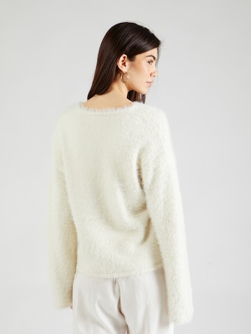 Pull-over Gina Tricot en blanc