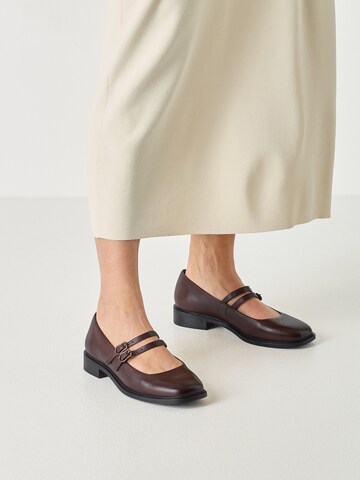 Tamaris Strap ballerina in Brown: front
