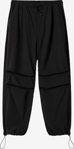 Pantaloni de la Bershka pe negru: față