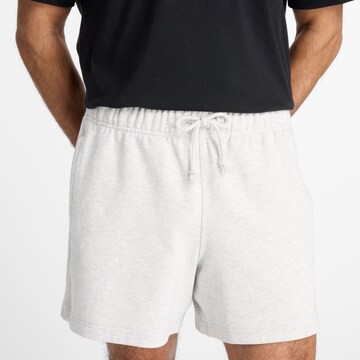 Loosefit Pantaloni 'Athletics French Terry Short 5"' di new balance in bianco
