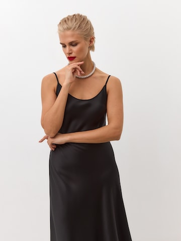 Robe 'Midi satin slip dress 'Majestic'' Serena Silueta en noir