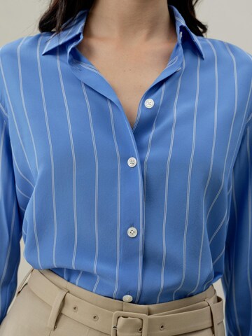 Lilysilk Blouse 'Amalfi Gestreiftes Seidenhemd' in Blauw