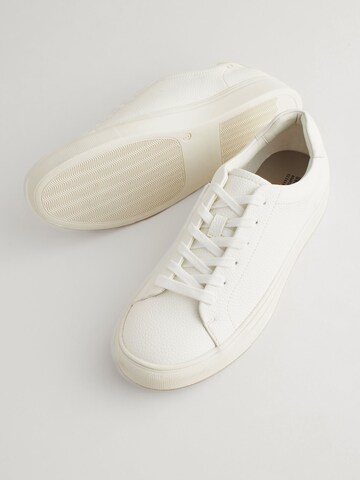 Next Låg sneaker i vit