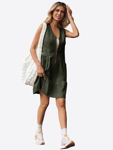 Rochie de la Imily Bela pe verde