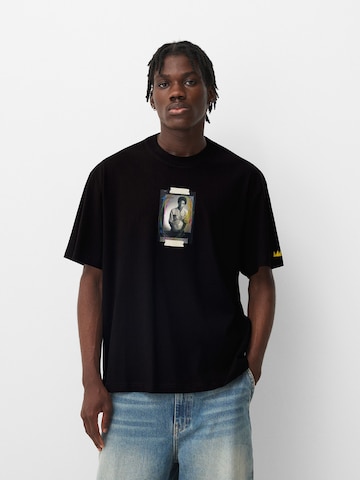Tricou de la Bershka pe negru: față