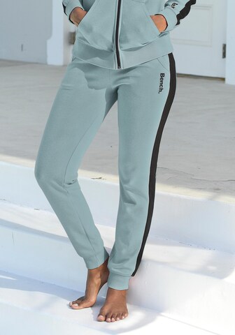 Effilé Pantalon de pyjama 'Lounge' BENCH en vert : devant