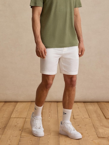 DAN FOX APPAREL Regular Панталон с набор 'Alan' в бяло: отпред