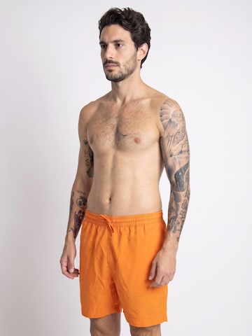 Boardshorts 'Chase Trunk Clockwork / Gold' Carhartt WIP en orange